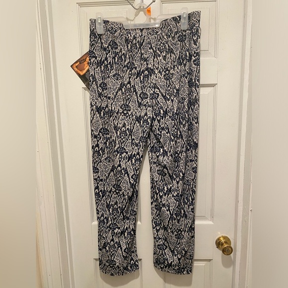 🌷IMAN Blue and White Patterned Pants - Picture 3 of 5
